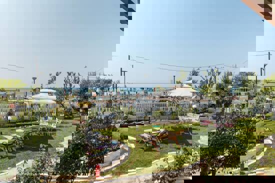 Θέα στη θάλασσα και στον κήπο