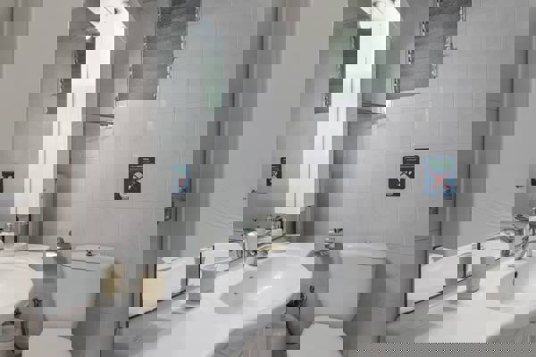 Μπάνιο με Ντουζιέρα