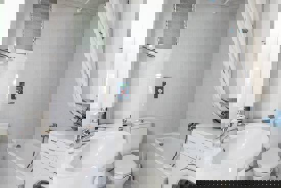 Μπάνιο με  Ντουζιέρα