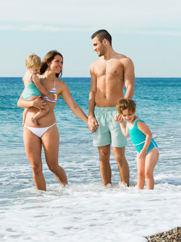A Family enjoying the sea and the sun in Villa Fofo